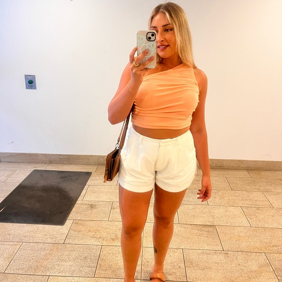 Meet your Posher, Claudia - Picture 3 of 5